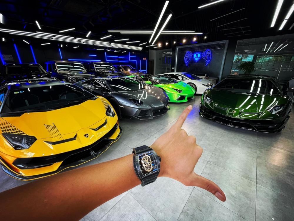 2 chiếc siêu xe Lamborghini Aventador SVJ trong 1 garage bán xe ở huyện Bình Chánh
