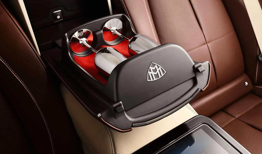 Ngăn đựng ly ri&ecirc;ng của Mercedes-Maybach GLS 600.