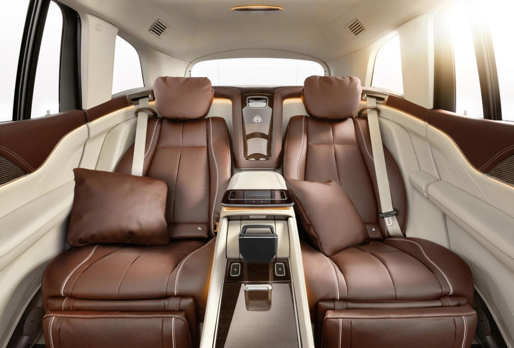 Khi đẩy h&agrave;ng ghế trước l&ecirc;n, khoảng duỗi ch&acirc;n của ghế thương gia trong Mercedes-Maybach GLS 600 c&ograve;n c&oacute; thể l&ecirc;n tới 1.340 mm, đi k&egrave;m khả năng ngả lưng tới 43,5 độ gi&uacute;p &ldquo;biến h&ograve;a&rdquo; th&agrave;nh một chiếc giường gi&uacute;p chủ nh&acirc;n thư gi&atilde;n.
