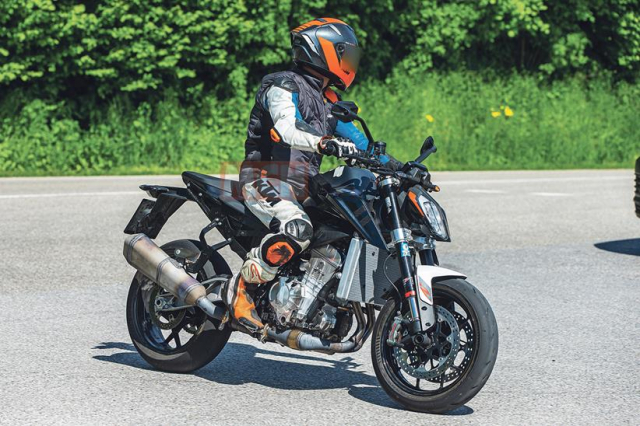 Ống xả và két nước trên KTM Duke 990 có thay đổi rõ rệt