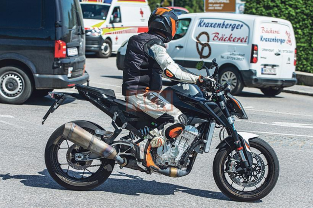 KTM Duke 990 lộ diện trên đường chạy thử
