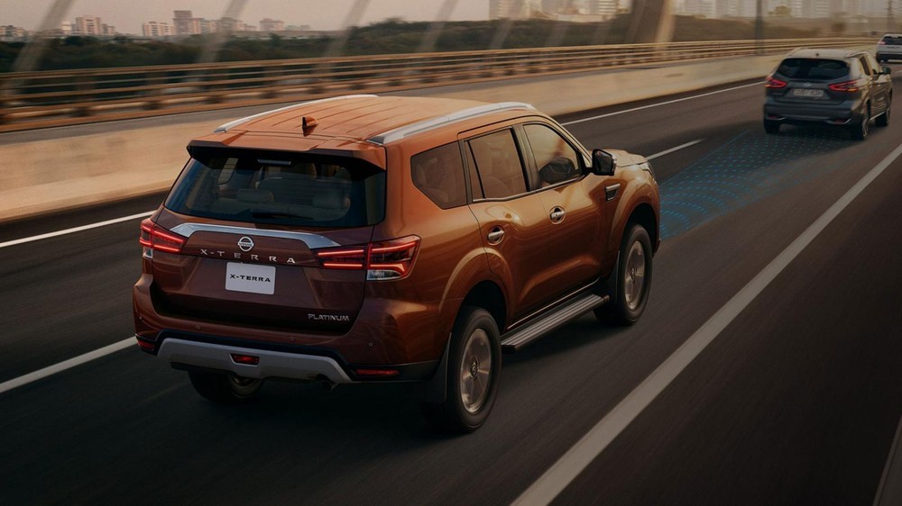 Nissan Terra 2021 nhìn từ phía sau