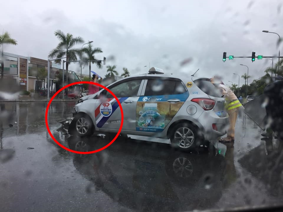 Lực lượng chức năng đang xử lý vụ việc, người đàn ông điều khiển xe máy bị chấn thương, nhanh chóng được đưa đi cấp cứu