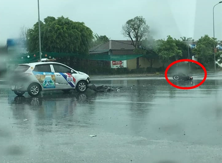 Chiếc xe máy bị xe taxi tông văng ra xa hơn 10 m