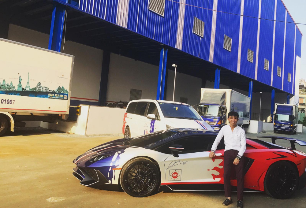 Minh Minh Nhựa bên cạnh chiếc xe Lamborghini Aventador LP750-4 SV
