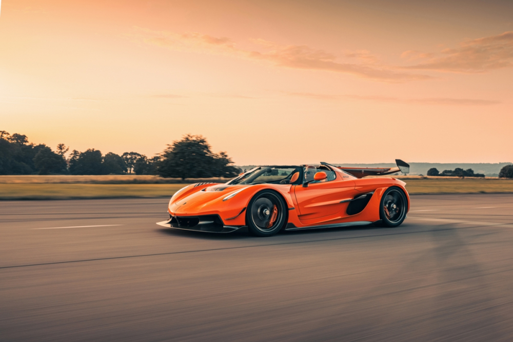 Christian von Koenigsegg sau vô lăng chiếc xe Koenigsegg Jesko bản thương mại đầu tiên xuất xưởng Christian von Koenigsegg sau vô lăng chiếc xe Koenigsegg Jesko bản thương mại đầu tiên xuất xưởng