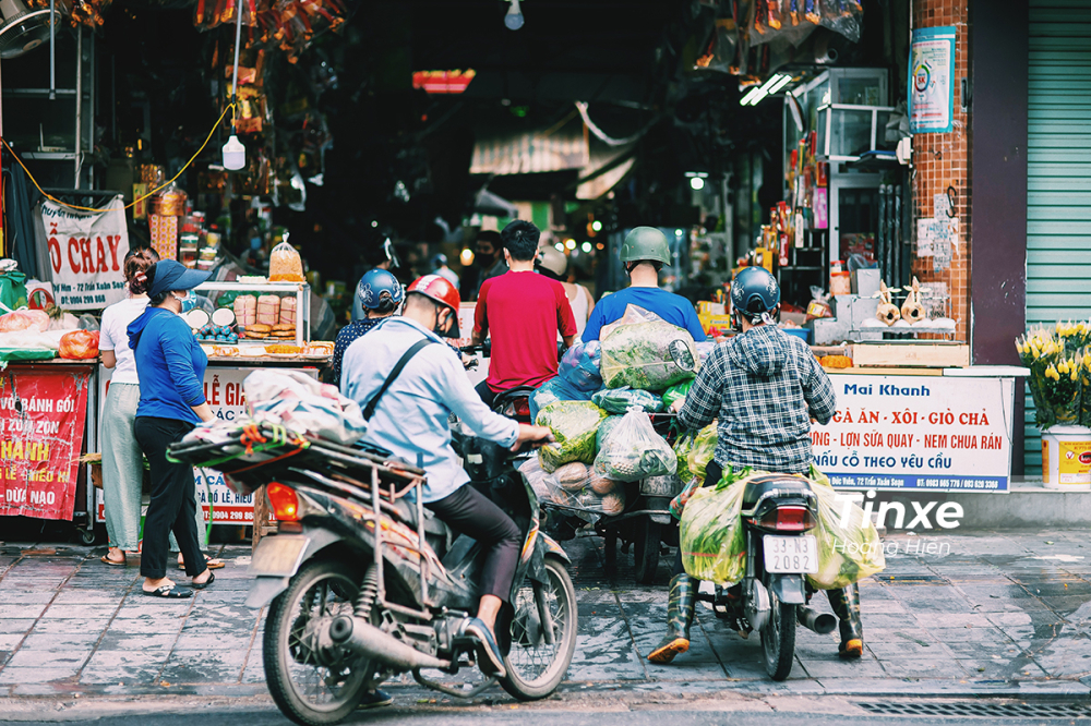 C&aacute;c tiểu thương tranh thủ chuyển h&agrave;ng đến c&aacute;c chợ để bu&ocirc;n b&aacute;n. Tại đ&acirc;y họ đều phải khai b&aacute;o y tế n&ecirc;n kh&aacute; mất thời gian.
