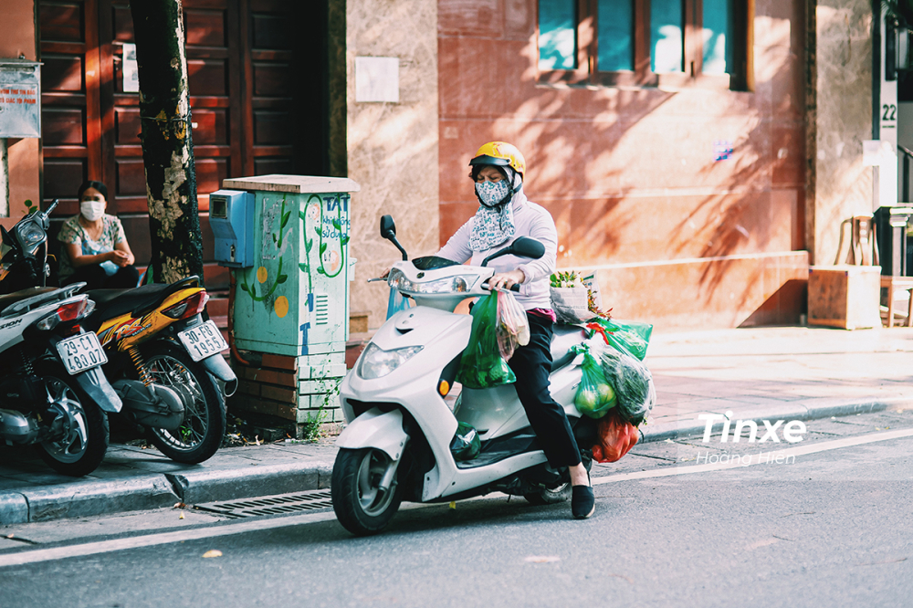 Một số người tranh thủ t&iacute;ch trữ lương thức thực phẩm.