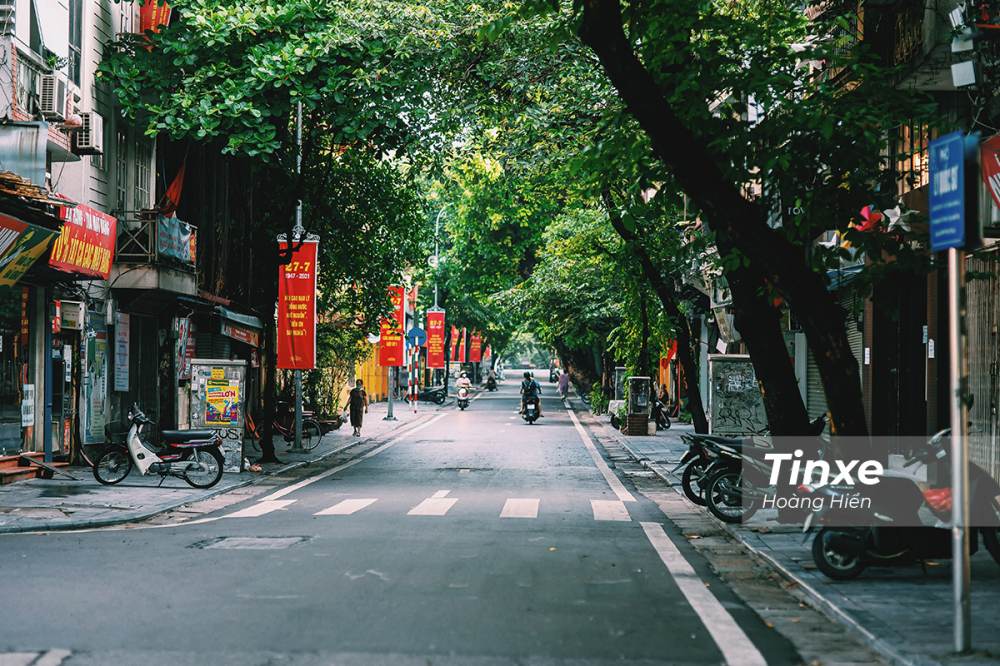 Hầu hết c&aacute;c tuyến phố trung t&acirc;m của H&agrave; Nội đều vắng vẻ, c&aacute;c cửa h&agrave;ng kinh doanh những mặt h&agrave;ng kh&ocirc;ng thiết yếu đều đ&atilde; đ&oacute;ng cửa.