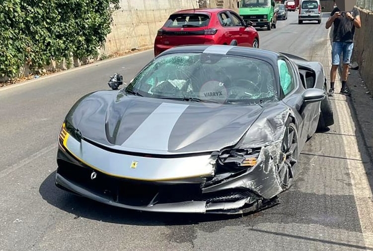 Chiếc xe Ferrari SF90 Stradale bị hư hỏng rất nghi&ecirc;m trọng
