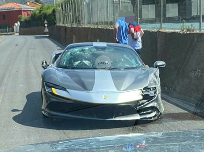 Hiện trường vụ tai nạn si&ecirc;u xe Ferrari SF90 Stradale mới xảy ra ở &Yacute;