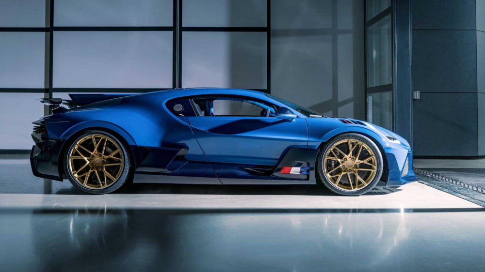 Bugatti Divo cuối c&ugrave;ng rời khỏi Molsheim khiến kh&ocirc;ng &iacute;t người cho&aacute;ng trước độ chịu chơi của c&aacute;c đại gia