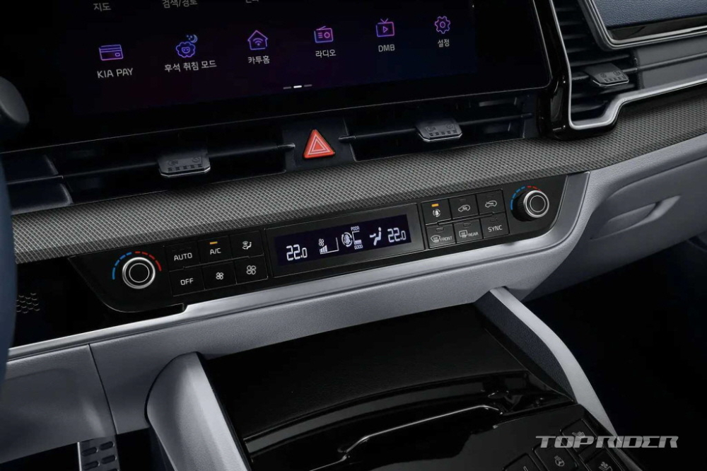 Màn hình của hệ thống điều hòa trên Kia Sportage 2022 bản tầm trung