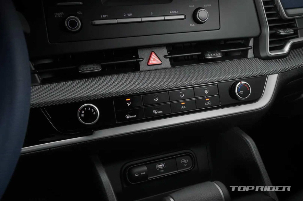 Các phím cơ chỉnh điều hòa của Kia Sportage Trendy 2022