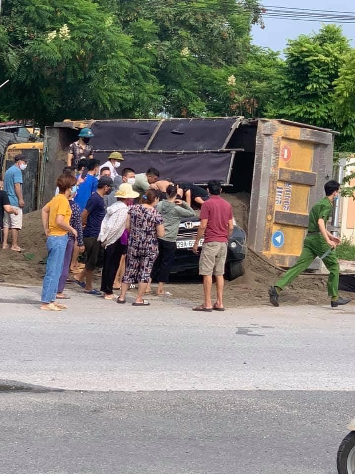 Lực lượng chức năng v&agrave; người d&acirc;n đến hỗ trợ, giải cứu người ngồi b&ecirc;n trong chiếc Honda CR-V