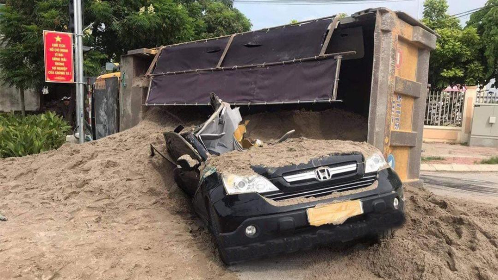 Hiện trường vụ xe ben lật ngang, đ&egrave; tr&uacute;ng chiếc Honda CR-V