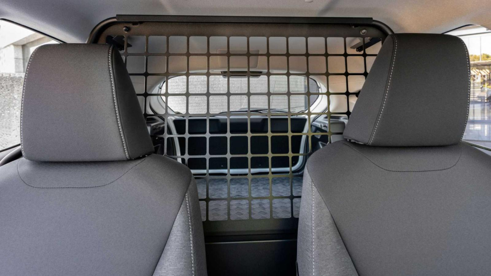 Toyota Yaris ECOVan 2021 còn có điều hòa tự động, màn hình 7 inch và camera lùi
