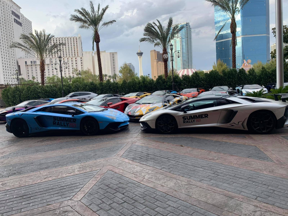 3 chiếc si&ecirc;u xe Lamborghini Aventador SV chụm đầu v&agrave;o nhau, chiếc m&agrave;u xanh dương v&agrave; xe d&aacute;n đề-can m&agrave;u rằn ri l&agrave; bản Coupe, xe m&agrave;u trắng l&agrave; Lamborghini Aventador SV mui trần