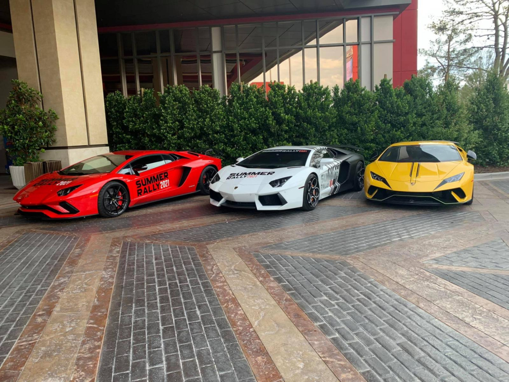 Từ tr&aacute;i sang l&agrave; Lamborghini Aventador S m&agrave;u đỏ, Lamborghini Aventador LP700-4 của d&acirc;n chơi Tyler Ngo c&oacute; bộ sưu tập si&ecirc;u xe hơn 30 chiếc v&agrave; Lamborghini Huracan Performante