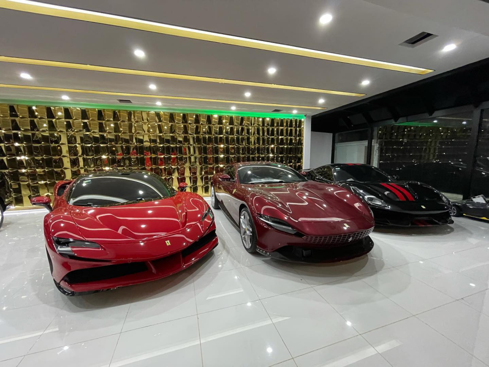 Bộ 3 siêu xe Ferrari đáng thèm khát của nhà giàu Campuchia, từ trái sang là Ferrari SF90 Stradale, Ferrari Roma và cuối cùng là Ferrari 488 Pista màu đen cùng sọc kép đỏ