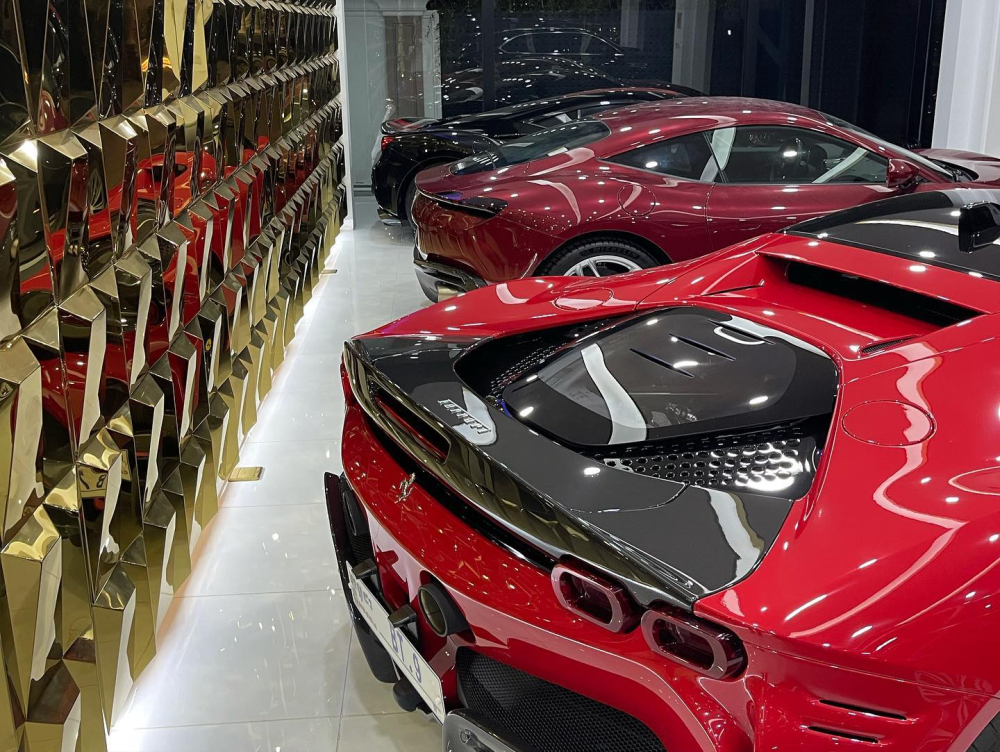 Chiếc siêu xe Ferrari SF90 Stradale có cánh gió đuôi carbon và đã ra biển số