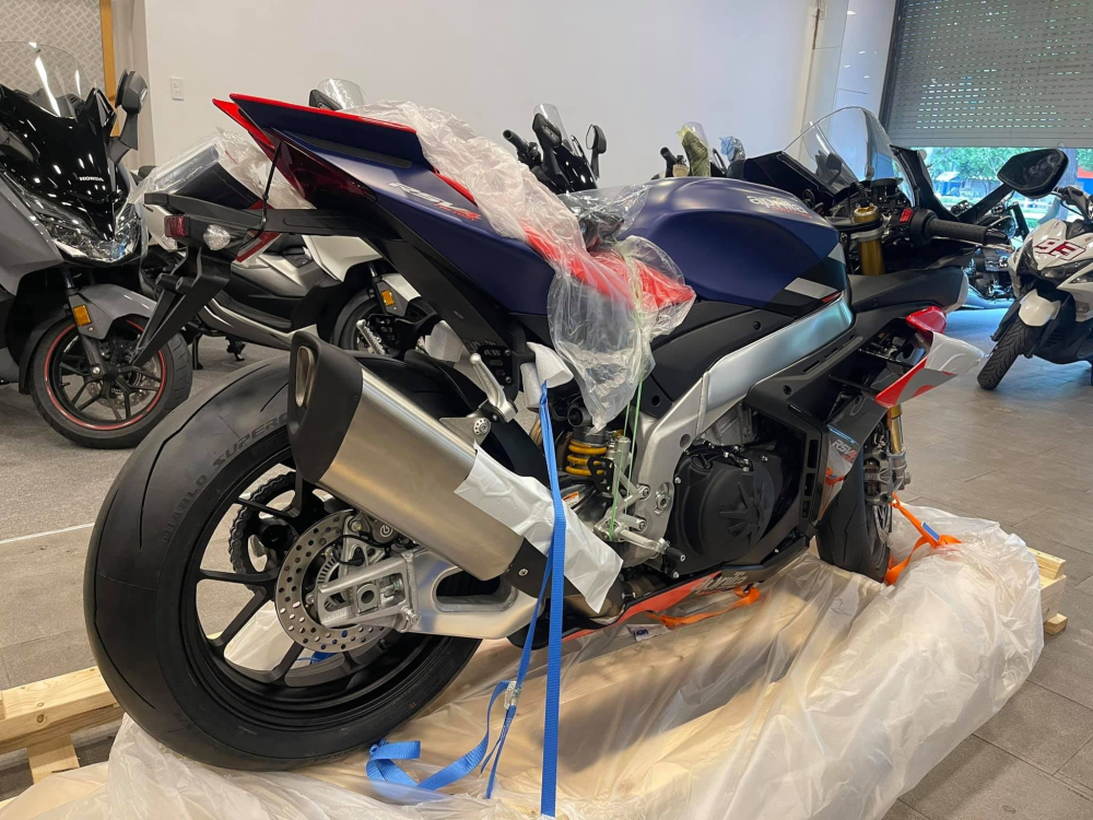 Siêu phẩm mạnh 217 mã lực Aprilia RSV4 Factory 2021