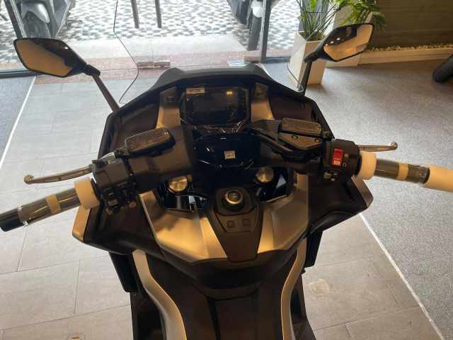 Honda Forza 750 có dàn trang bị hiện đại