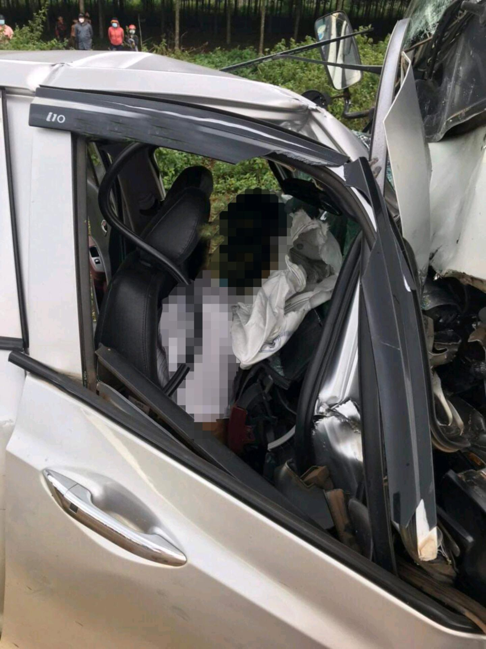 Túi khí bên trong chiếc ô tô con bung ra