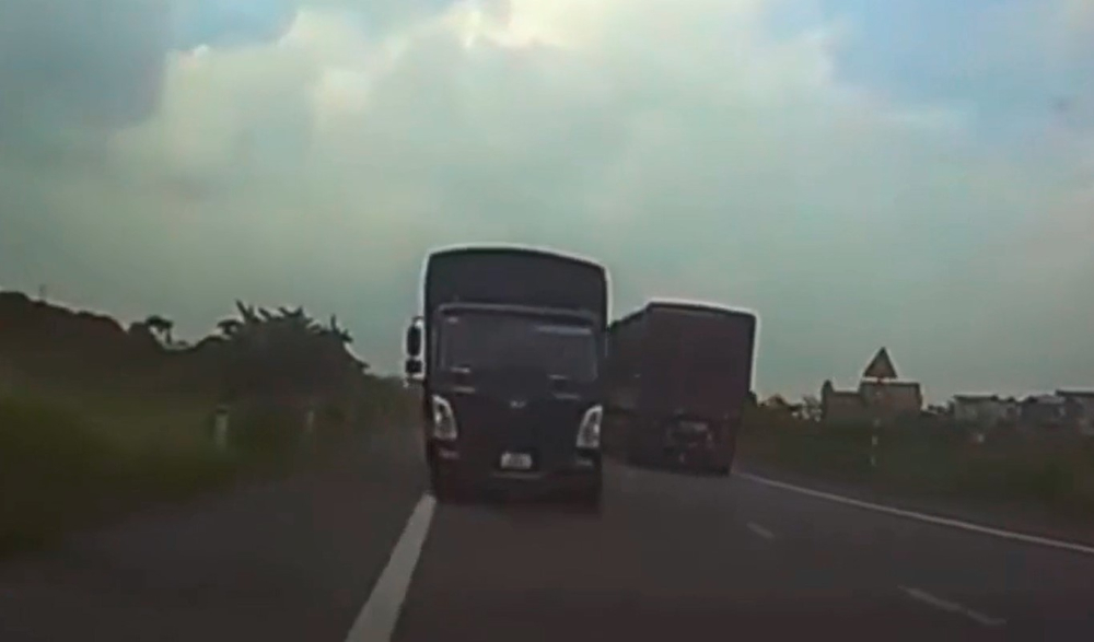 Chiếc &ocirc; t&ocirc; lắp camera h&agrave;nh tr&igrave;nh lao sang l&agrave;n đường ngược chiều, su&yacute;t đối đầu xe tải