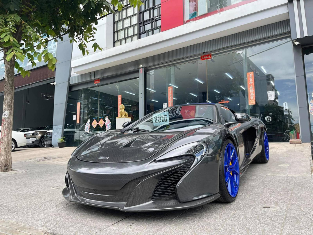 Xe c&oacute; bộ &aacute;o carbon rất đẹp mắt