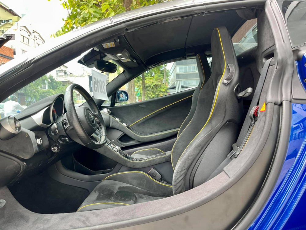 Nội thất si&ecirc;u xe mui trần McLaren 650S Spider