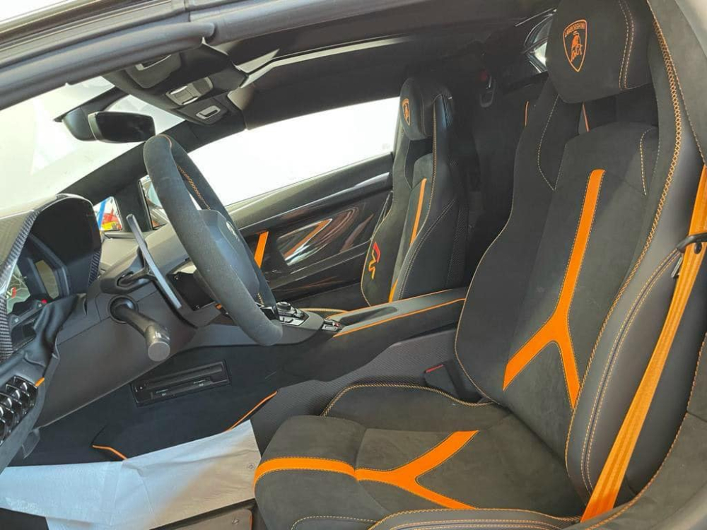 Giới mê xe tại Việt Nam sắp đón nhận chiếc siêu xe mui trần Lamborghini Aventador SVJ Roadster thứ 2, nội thất xe bọc da Alcantara cùng sọc cam rất nổi bật