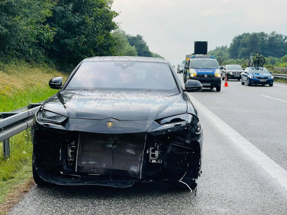 Doanh nhân Việt kể hành trình gặp tai nạn khi lái Lamborghini Urus trên cao tốc không giới hạn tốc độ Doanh nhân Việt kể hành trình gặp tai nạn khi lái Lamborghini Urus trên cao tốc không giới hạn tốc độ