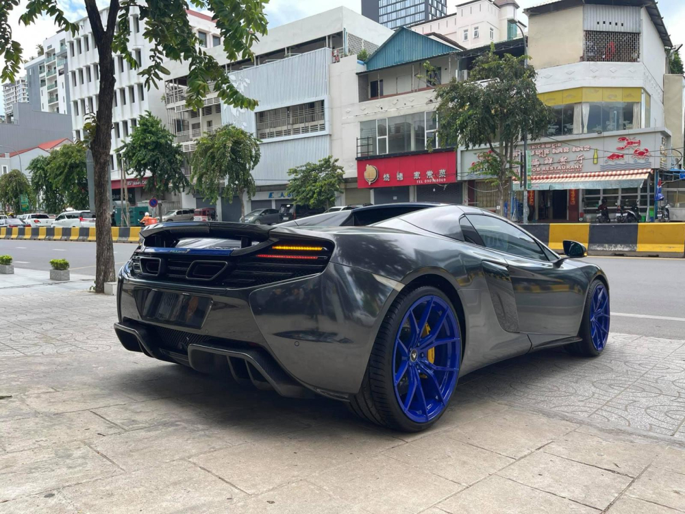 Ph&iacute;a sau xe cho thấy c&oacute; 1 phần đu&ocirc;i xe kh&ocirc;ng được d&aacute;n carbon m&agrave; để lộ ra m&agrave;u xanh dương