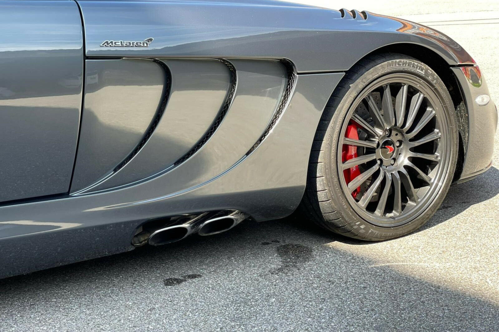 Xe có bộ mâm mới với logo của McLaren và hệ thống ống xả Titan Xe có bộ mâm mới với logo của McLaren và hệ thống ống xả Titan