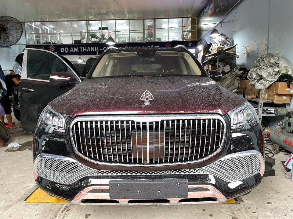Chiếc xe Mercedes-Maybach GLS 600 n&agrave;y sở hữu 2 m&agrave;u l&agrave; đen v&agrave; đỏ