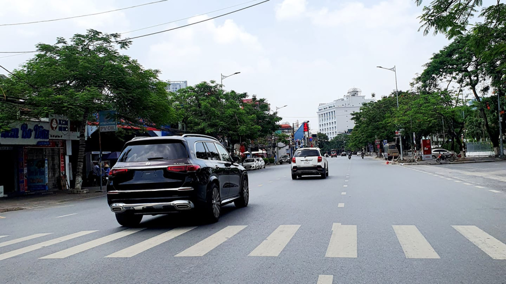 Chiếc xe Mercedes-Maybach GLS 600 lăn b&aacute;nh tr&ecirc;n đường phố Hải Ph&ograve;ng