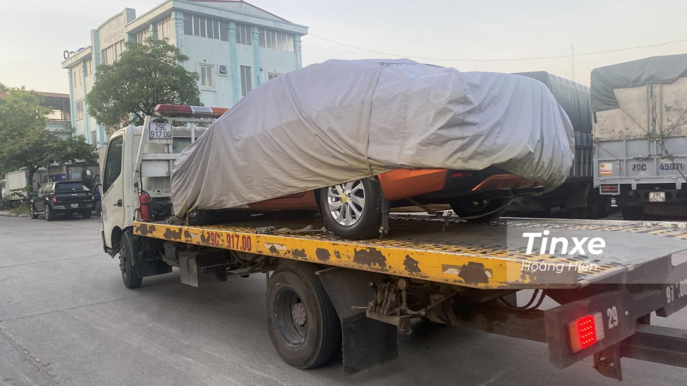 Nissan Almera trên xe vận chuyển tại Hà Nội.
