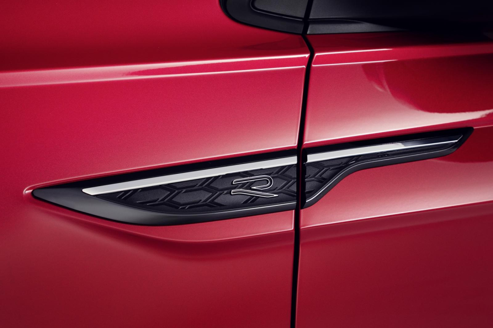 Volkswagen Taigo R-Line 2022 c&ograve;n c&oacute; những chi tiết ngoại thất m&agrave;u đen b&oacute;ng