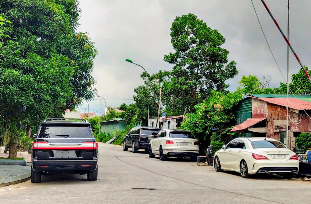 Bộ 3 SUV của doanh nhân Hải Phòng đỗ trên đường bao gồm Lincoln Navigator L đỗ bên trái, Cadillac Escalade và Bentley Bentayga đậu phía trước
