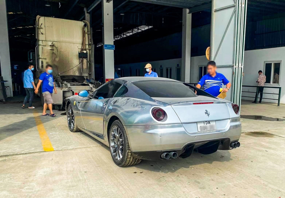 Siêu xe Ferrari 599 GTB lúc ở trạm đăng kiểm Siêu xe Ferrari 599 GTB lúc ở trạm đăng kiểm