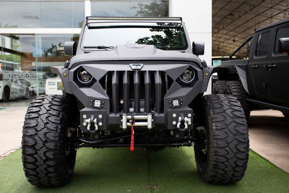 Jeep Gladiator 6x6 So Flo Jeeps có giá ở nước ngoài từ 3,24 tỷ đồng cho bản sử dụng động cơ xăng, và 3,47 tỷ đồng cho bản dầu