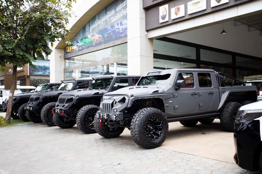 4 chiếc Jeep Gladiator 6x6 cập bến Campuchia