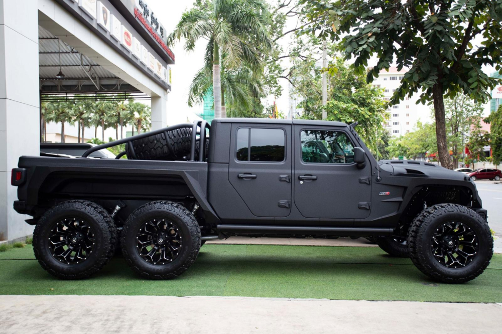 Điểm nhấn của Jeep Gladiator 6x6 So Flo Jeeps chính là xe sử dụng 6 bánh