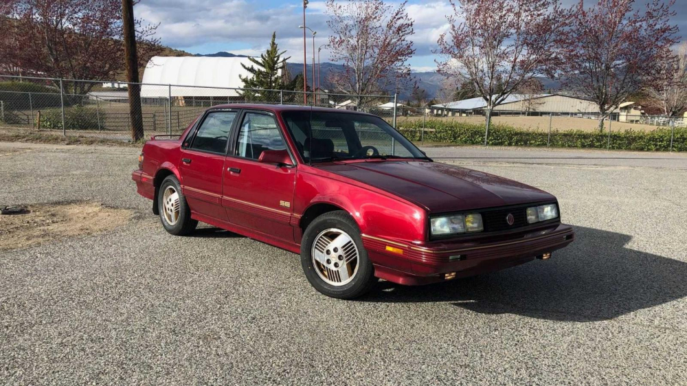 Chiếc Pontiac 6000 SE AWD đời 1990 của anh Simons