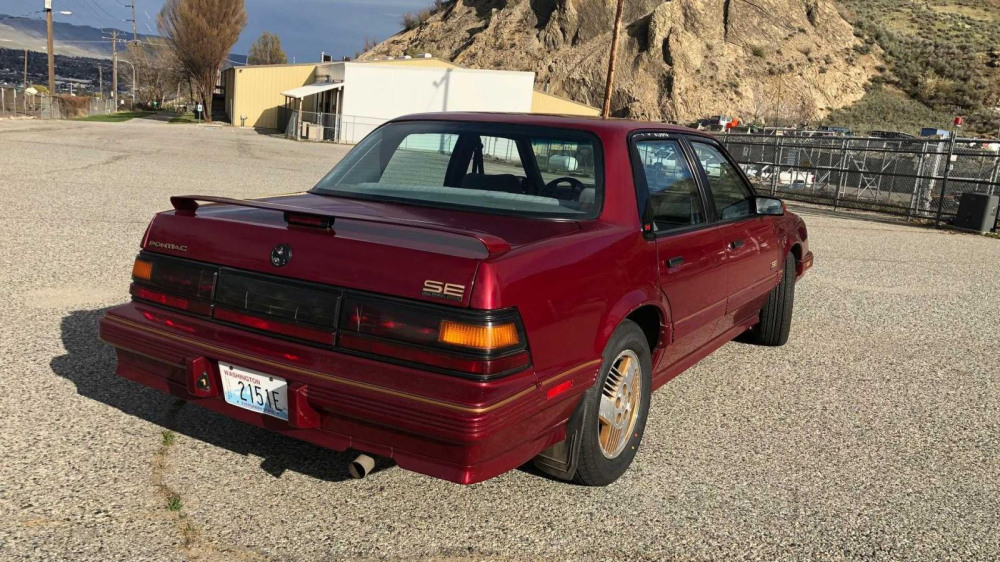 Chiếc Pontiac 6000 SE AWD trông vẫn còn khá mới