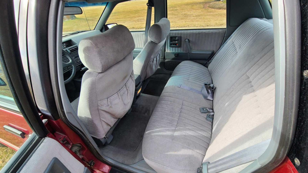 Hàng ghế sau của chiếc Pontiac 6000 SE AWD