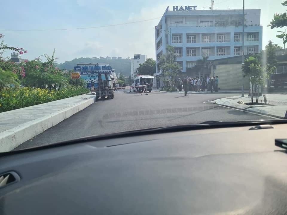 Chiếc xe n&acirc;ng h&agrave;ng tại hiện trường vụ tai nạn