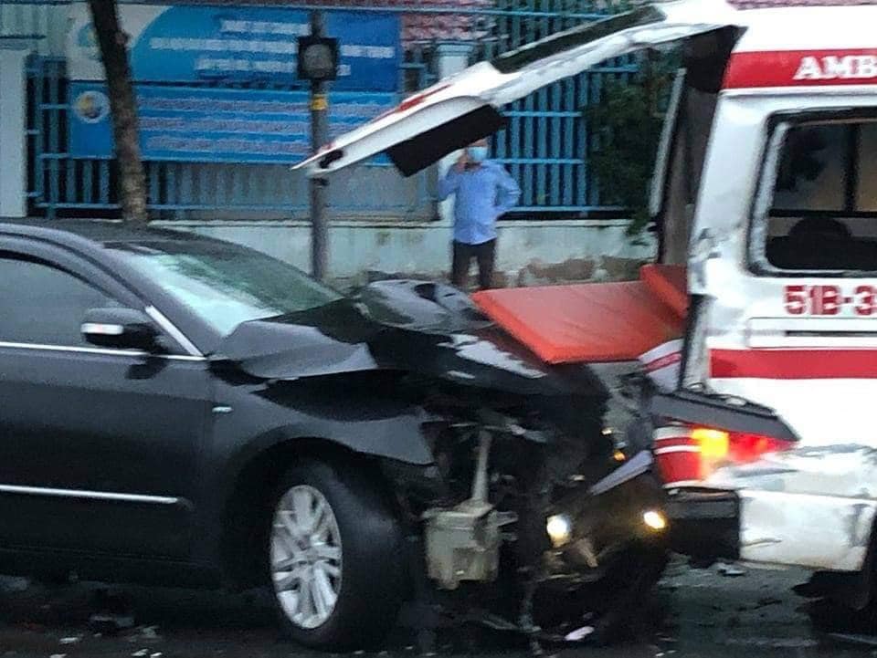 Chiếc ô tô con vỡ nát đầu xe Chiếc ô tô con vỡ nát đầu xe