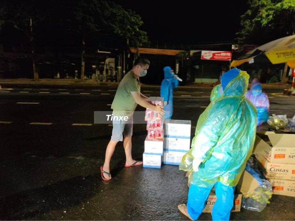 Tập kết quà tại Hồ Tây, lúc này trời đã bắt đầu đổ mưa